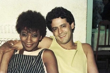 Com Marcos Paulo em “Corpo a Corpo” (1984): vítima de reações racistas | Foto: Divulgação TV Globo