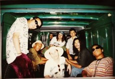 Paulo André ao volante e Chico Science e Nação Zumbi em 1995 durante a turnê do disco Da Lama ao Caos pela Europa.JPG
