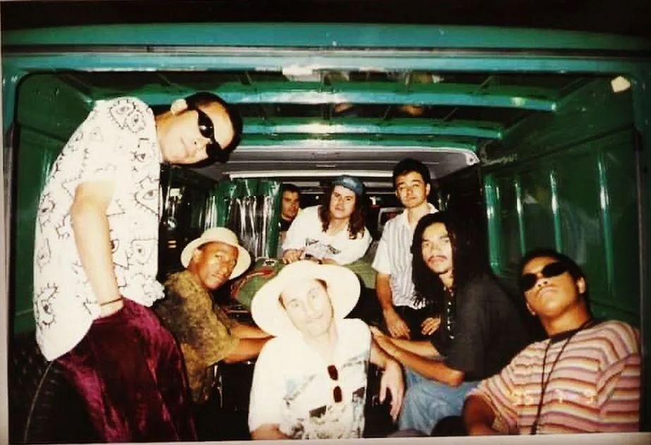 Paulo André ao volante e Chico Science e Nação Zumbi em 1995 durante a turnê do disco Da Lama ao Caos pela Europa.JPG