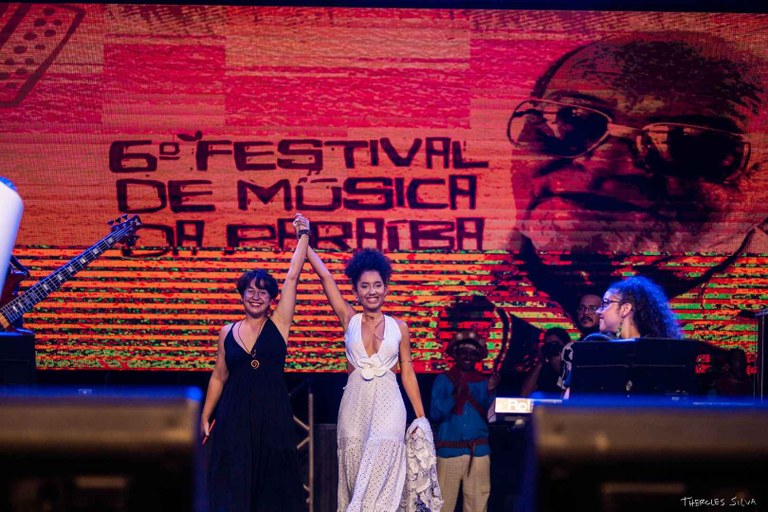 Canção 'Dona Maria' de Jamylli Ferreira (E) e Bianca Costa (D) venceu o 6º Festival de Música da Paraíba no ano passado — Foto Thercles Silva Divulgação.jpg