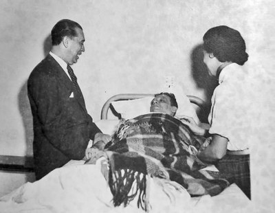 foto11-Juscelino e Sarah Kubitschek visitam Zé Lins no hospital.jpg
