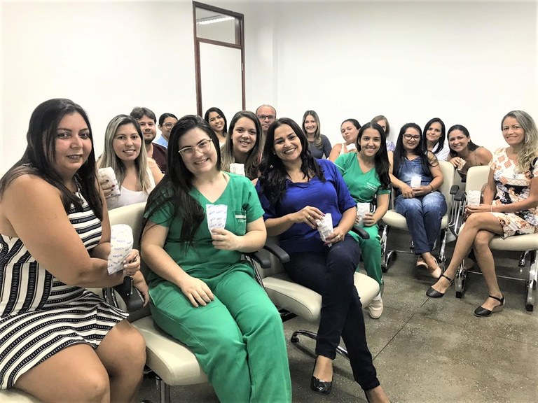 Profissionais do Hospital do Bem na primeira sessão do projeto Cinema do Bem