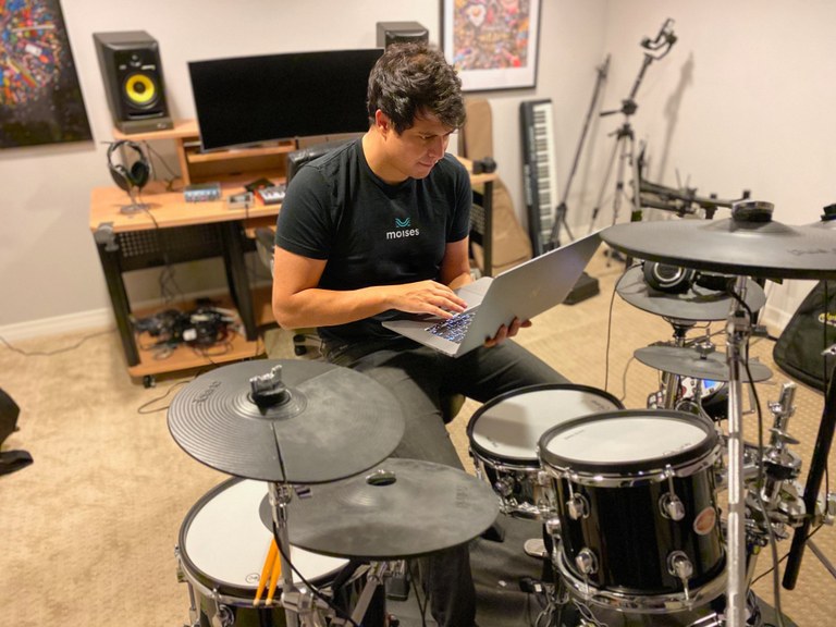 Geraldo Ramos, um dos de- senvolvedores do aplicativo,  explica que a ideia surgiu do fato dele ser músico e sentir a necessidade de isolar a bateria em algumas músicas para tocar junto