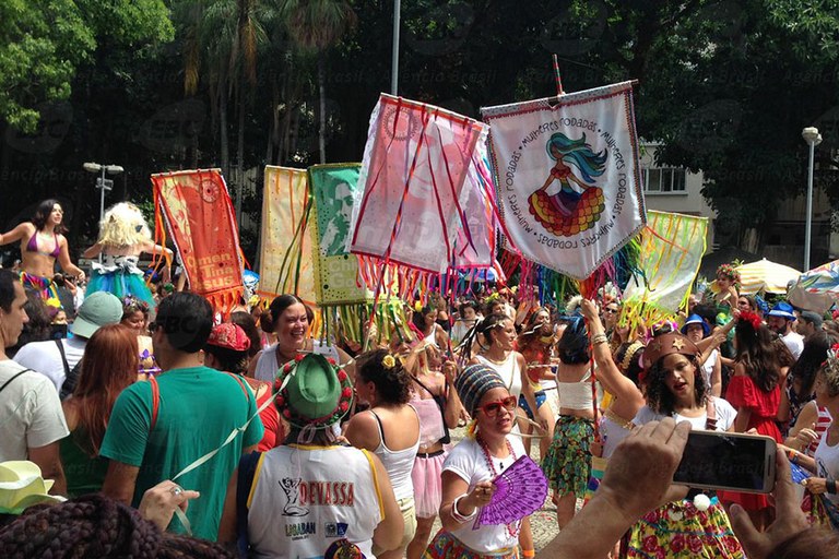 Combate ao racismo, feminicídio e ódio inspiram fantasias em blocos do Rio