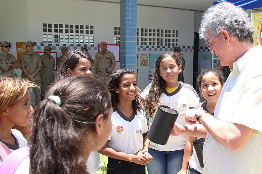 AÇÃO CONTRA O MOSQUITO EM ESCOLAS - GRUPO DE ALUNOS ESPONTANEAMENTE PRESENTEIA O GOVERNADOR - ( Foto Edson Matos )   (415).jpg