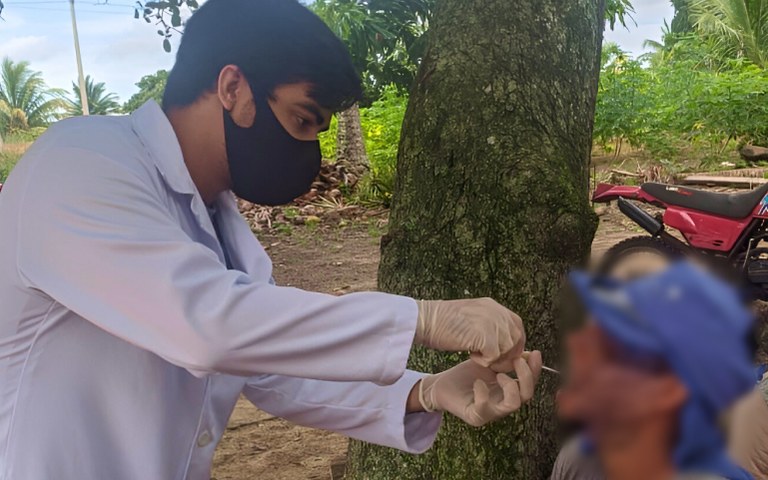 120620256  Foto Divulgação UFPB   Aluno Lucas Monteiro relizando a colet de amostras biológicas.jpg