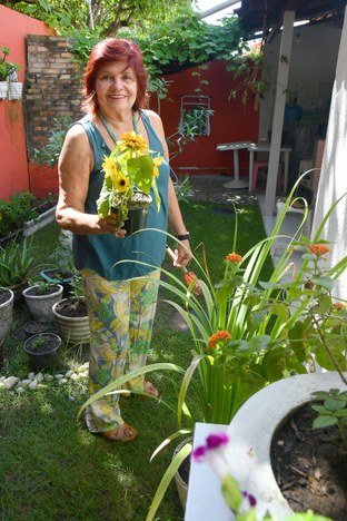 Goreth Campos começou a se dedicar ao jardim da casa depois de aposentada; quando viaja, ela pede ajuda ao zelador