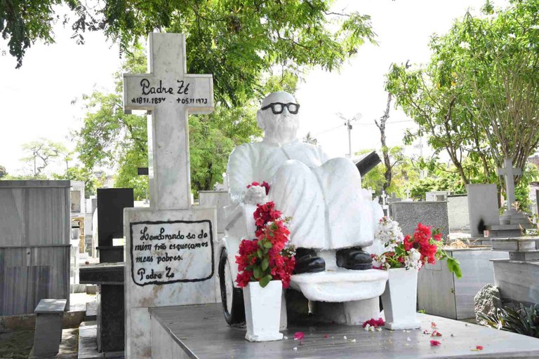 Túmulo onde está enterrado Padre Zé --- Foto de 2023 de Roberto Guedes.jpg