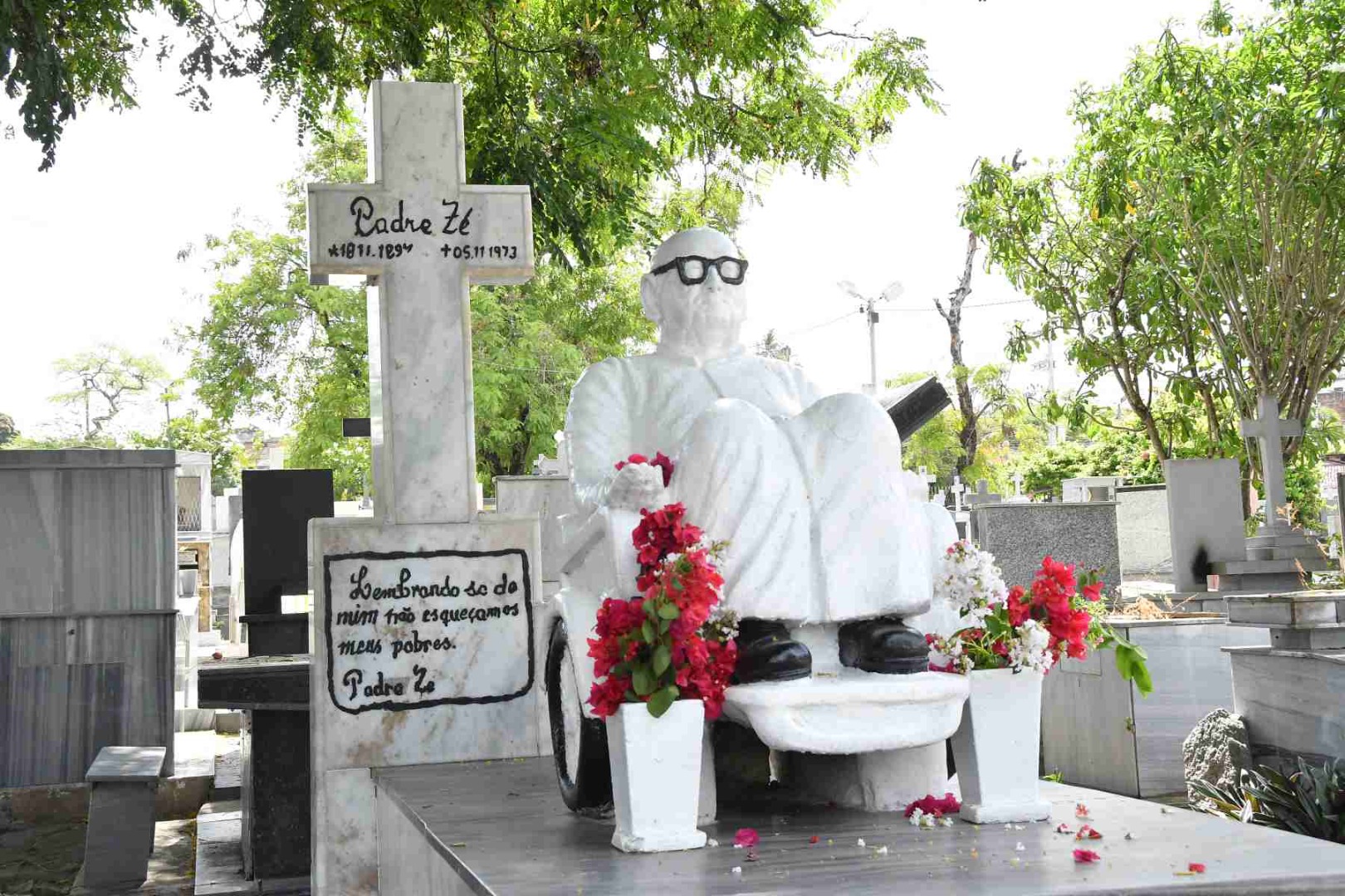 Túmulo onde está enterrado Padre Zé --- Foto de 2023 de Roberto Guedes.jpg