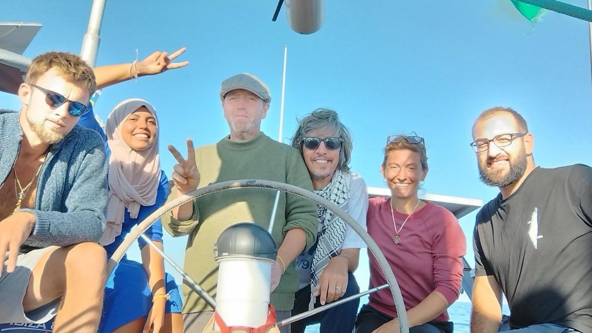 João Aguiar entre ativistas de diversas nacionalidades.jpeg