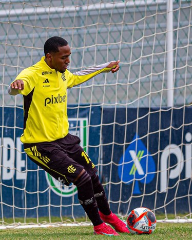 O meia Lorran, que já vem jogando no time principal desde o ano passado, é um dos destaques do time sub-20 do Flamengo no jogo contra o Madureira, no Amigão | Foto: Paula Reis/|Flamengo