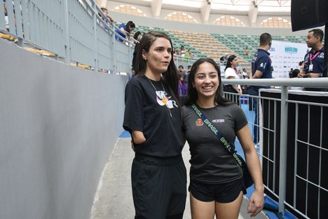 A paratleta Silvana Fernandes com a ginasta Júlia Saraiva, no Ronaldão