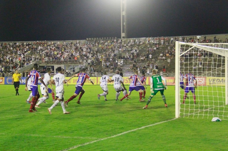 Governador entrega a taça de campeão na decisão do Campeonato