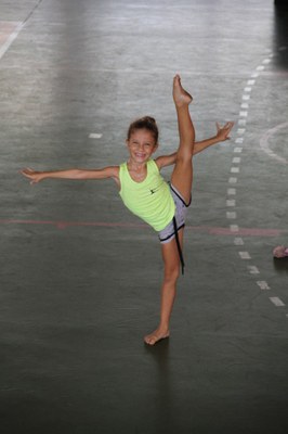 Crianças se encantam com a oportunidade de aprender modalidades esportivas como a ginástica