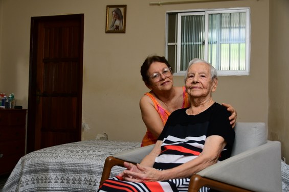 Lourdes se esmera nos cuidados com a mãe centenária