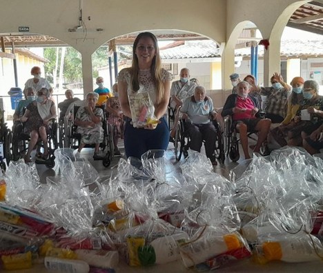 marcela distribuindo kits de higiene e fraudas geriátricas (2).jpg
