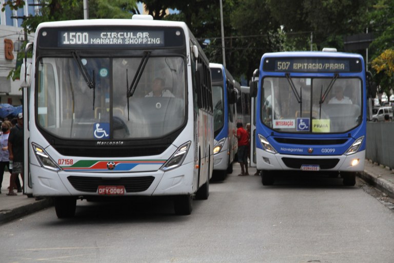 Ônibus Pegando Passageiros na Via_F. Evandro (5).JPG