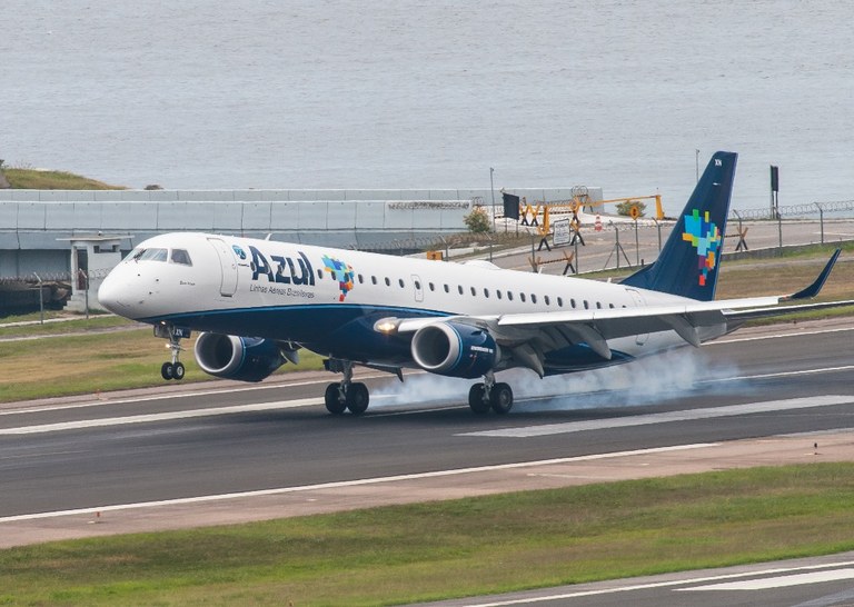 Embraer_195_(PR-AXN)_of_Azul_Linhas_Aéreas_Brasileiras_at_Santos_Dumont_Airport.jpg