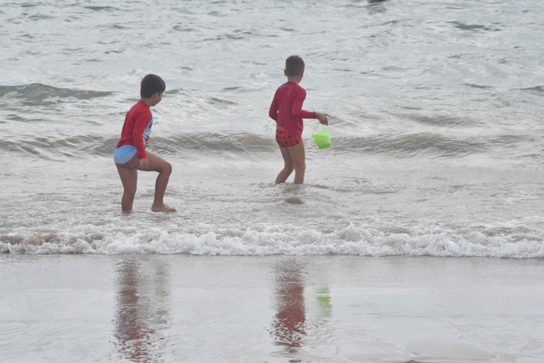2026.01.05_intercorrencias na orla lotada_crianças na praia © Roberto Guedes (133).JPG
