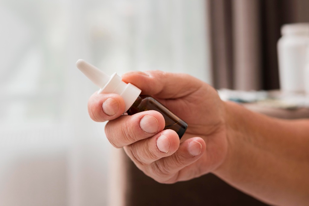 Close Up Hand Holding Nasal Spray Jpg A Uniao Jornal Editora E Grafica