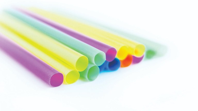 iniciativas-internacionais-tentam-mudar-o-grande-problema-dos-canudos-de-plastico-foto-1200x675.jpg