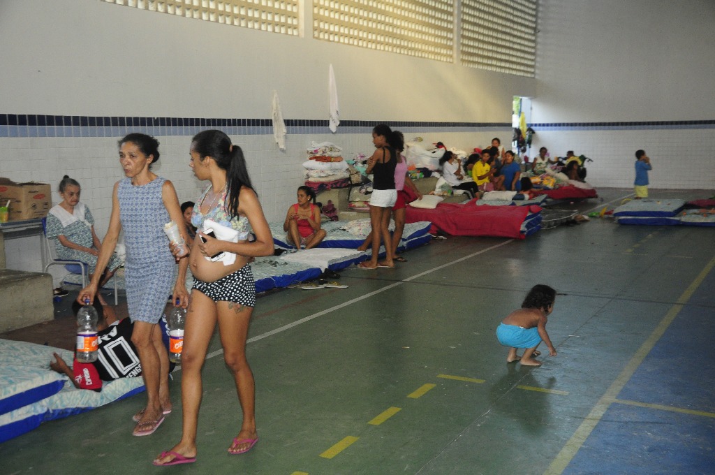 Dezenove famílias estão abrigadas provisoriamente no ginásio de uma escola localizada no bairro de Manaíra.