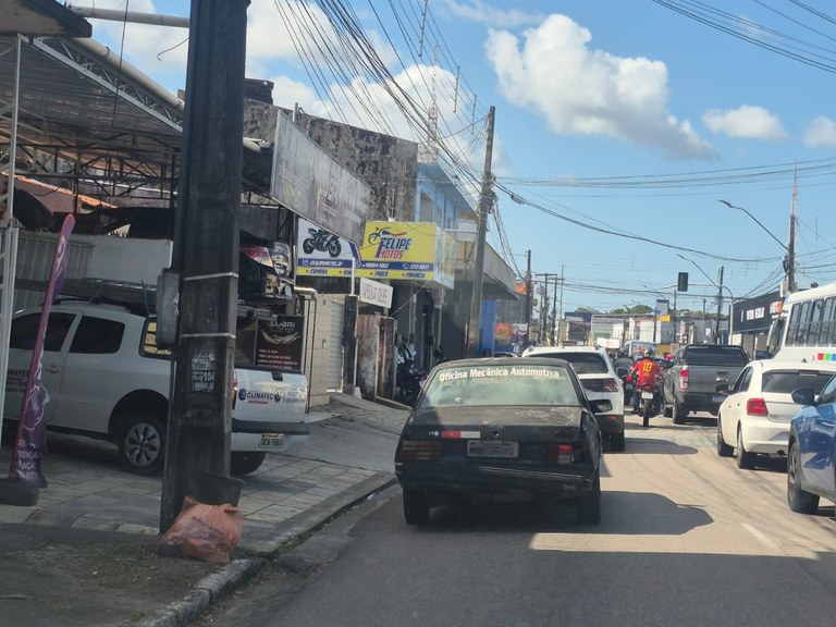 Carros mal conservados X Segurança_Alexsandra Tavares (2).jpeg