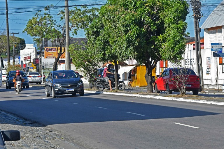 2025.10.22 motoqueiros atravessam canteiro central © Carlos Rodrigo (4).JPG