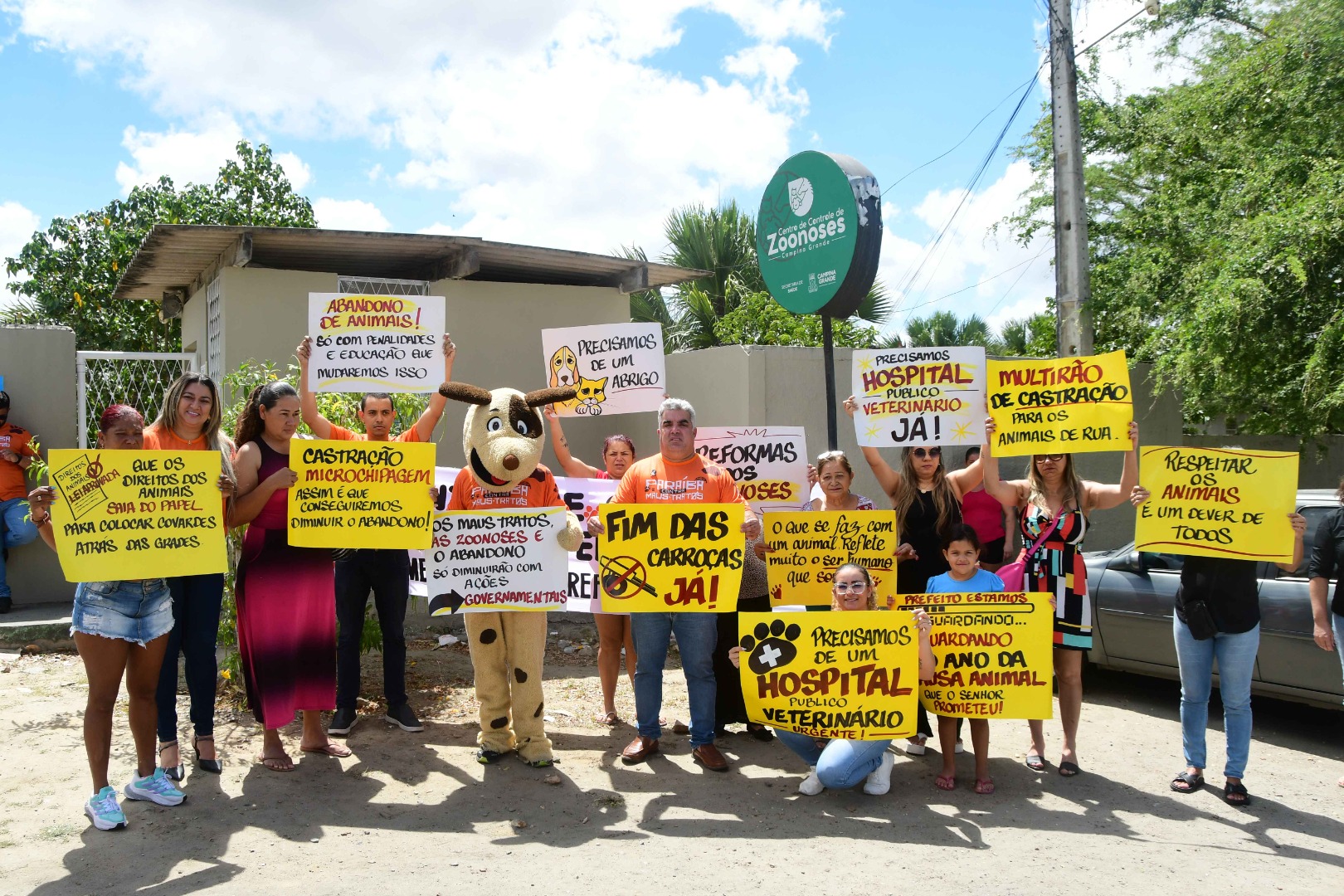 2025.10.16 Protetores de animais de Campina Grande realizam ato público na frente do Centro de Zoonoses © Julio Cezar Peres (2).JPG