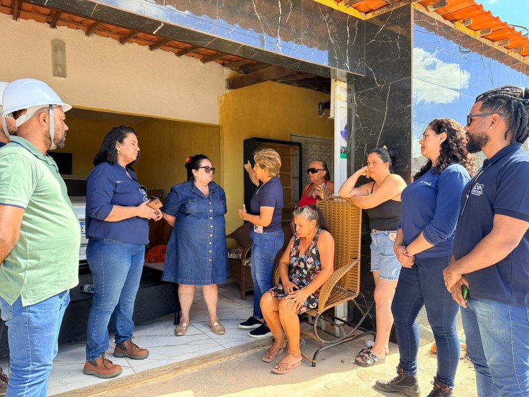 Prefeita de Uiraúna visitando famílias atingidas - Divulgação Secom Uiraúna (2).jpeg