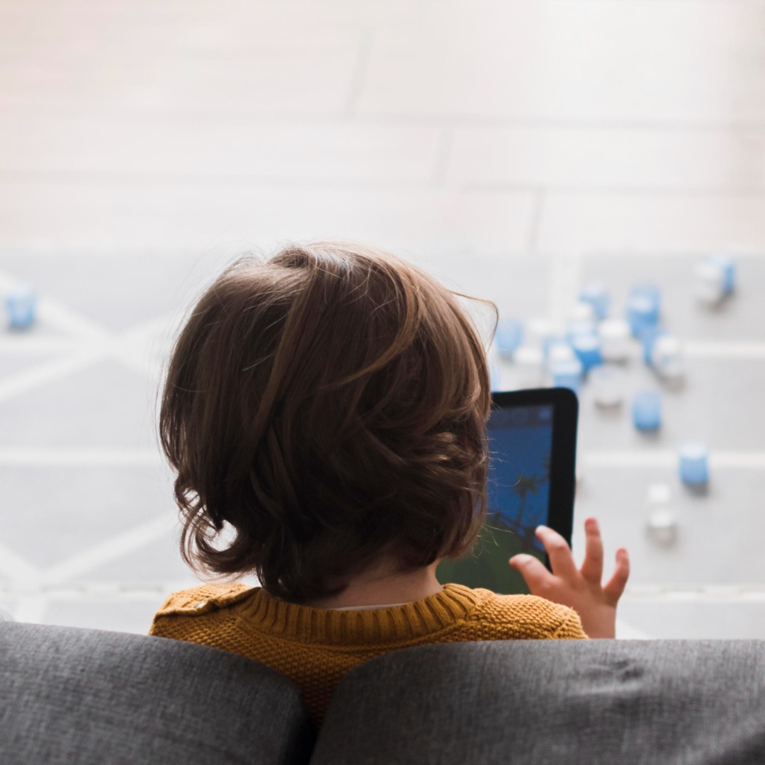 vista-traseira-garoto-segurando-o-tablet.jpg