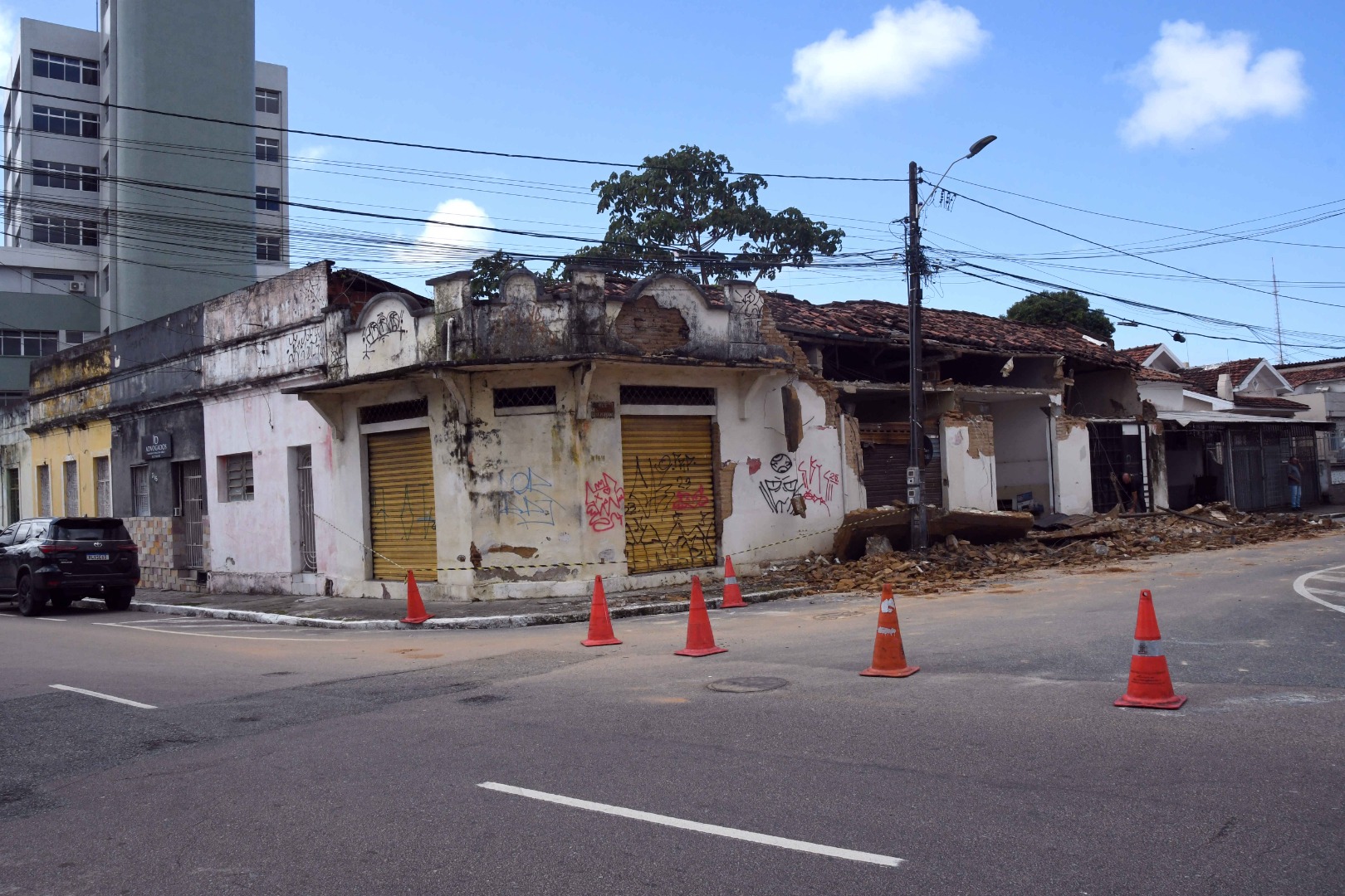 Fchada de Prédio Comercial Antiga Desaba no Centro_F. Evandro (8).JPG