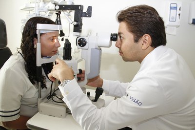 O oftalmologista é o único profissional habilitado para realizar exames de visão