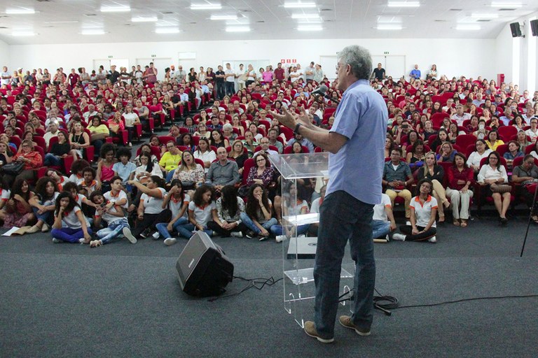 ricardo entrega a cartilha das escolas estaduais_foto jose marques (2).jpg