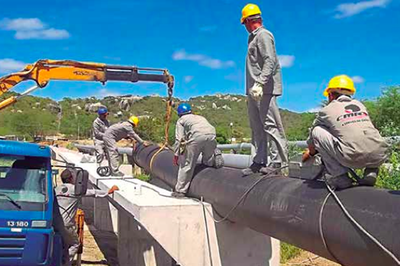 Ritmo de trabalho é intenso em todas as regiões, como na construção da adutora de São José
