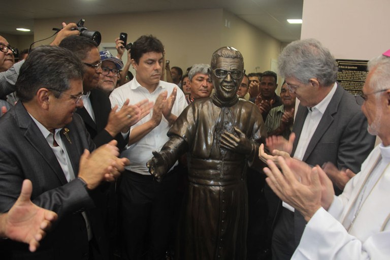 hospital metropolitano estatua - foto Alberi Pontes.JPG hospital metropolitano estatua - foto Alberi Pontes.JPG