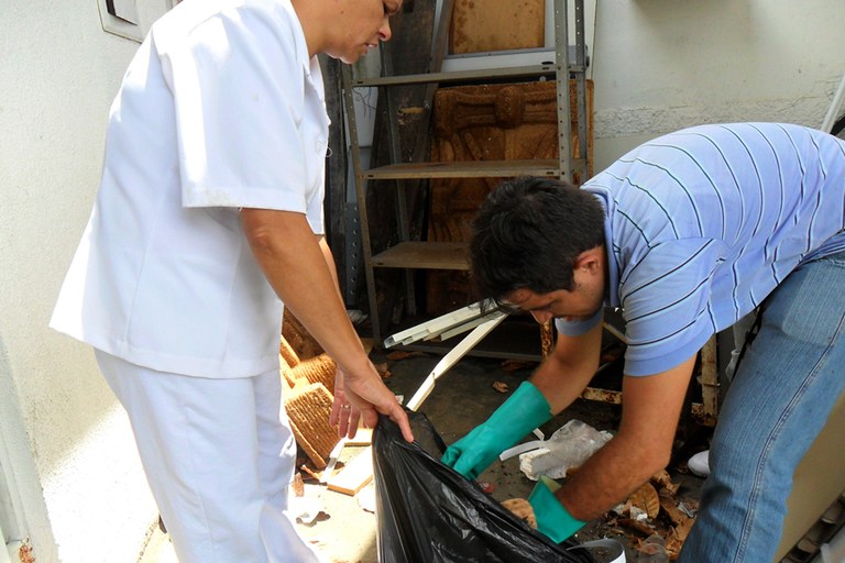 ses hemocentro realiza limpeza continuada contra o mosquito aedes aegypti (5).JPG