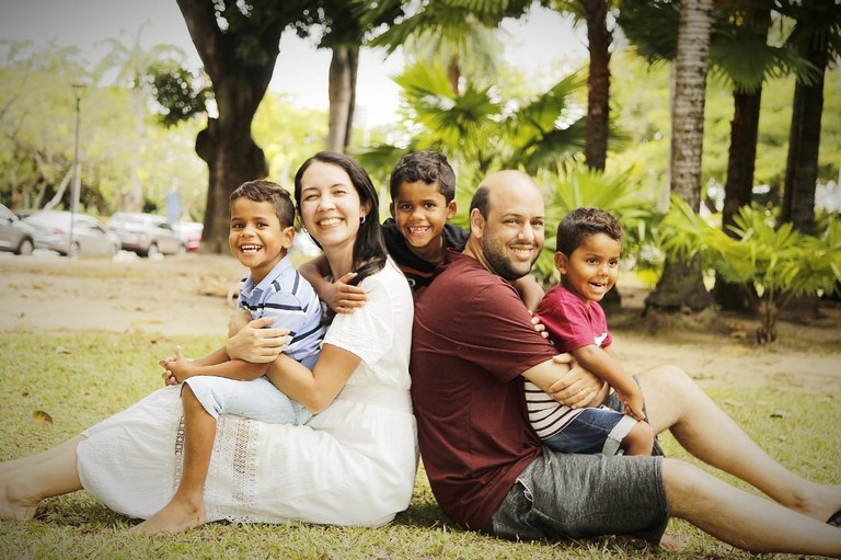 ADOÇÃO TARDIA - família personagem.jpg