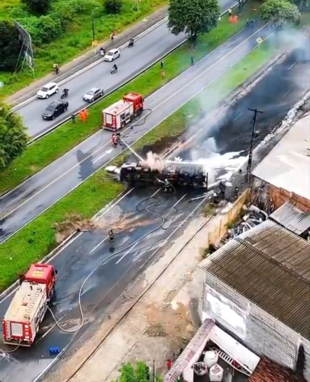 Bombeiros apagando fogo caminhão.jpeg Bombeiros apagando fogo caminhão.jpeg