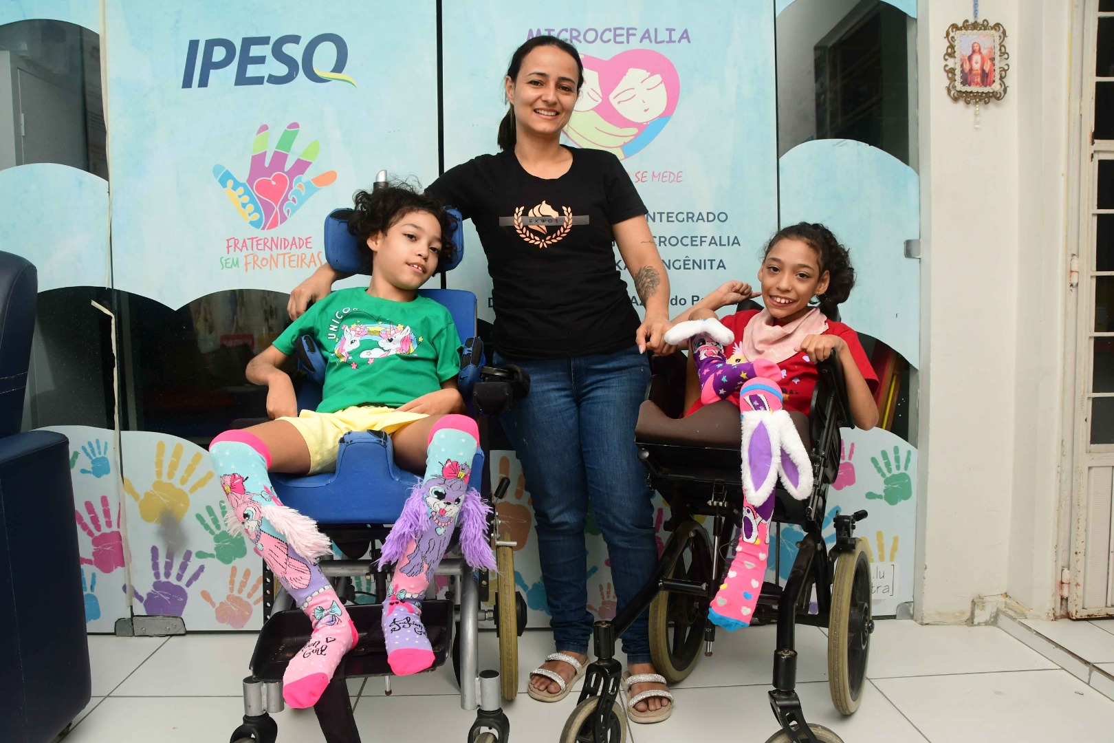 2025.12.03 Especial 10 anos da epidemia de Zica - Michele e suas filhas Maria Alice e Maria Cecília © Julio Cezar Peres (2).JPG