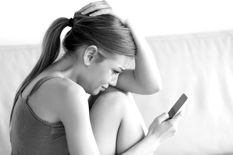 mulher-chorando-enquanto-leitura-mensagem-ligado-cellphone.jpg