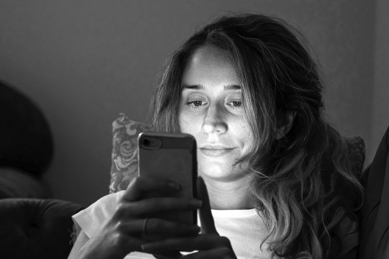 mulher-solitaria-assistindo-celular-na-cama-a-noite.jpg