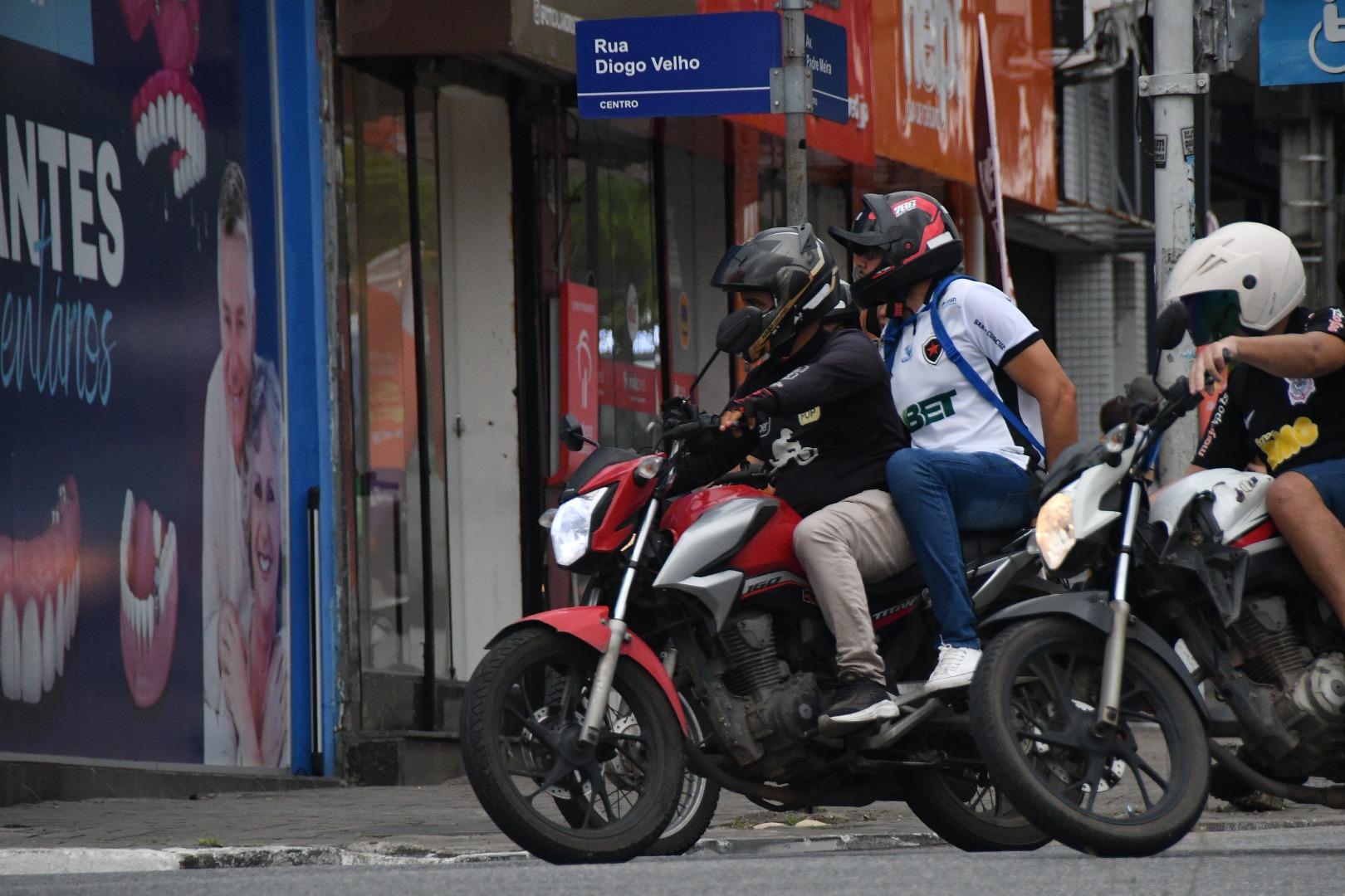 2024.08.20 Motociclista com smartphone © Carlos Rodrigo (76).JPG