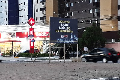 Protesto "é sua obrigação" marca placa informativa sobre obra da Prefeitura de João Pessoa 