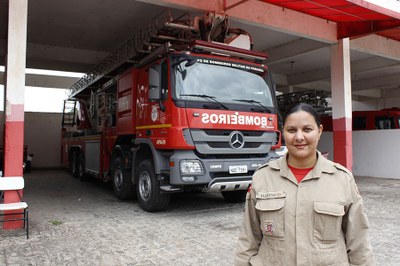 A jovem Allyenn Duarte é soldado do Corpo de Bombeiros Militar da Paraíba e atua como motorista da Auto Plataforma Aérea e dos caminhões Auto Bomba Tanque