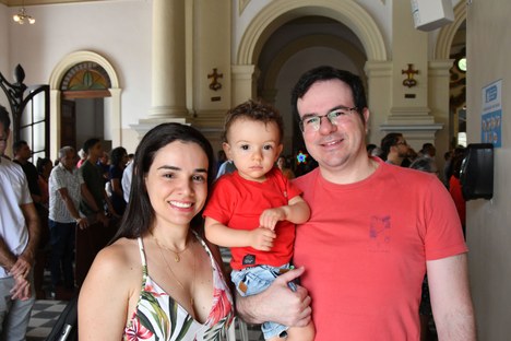 Casal Marília Galvão e Valter Lélis assistiu a missa em intenção da vida do filho, Luca, que nasceu prematuro | Foto: Leonardo Ariel