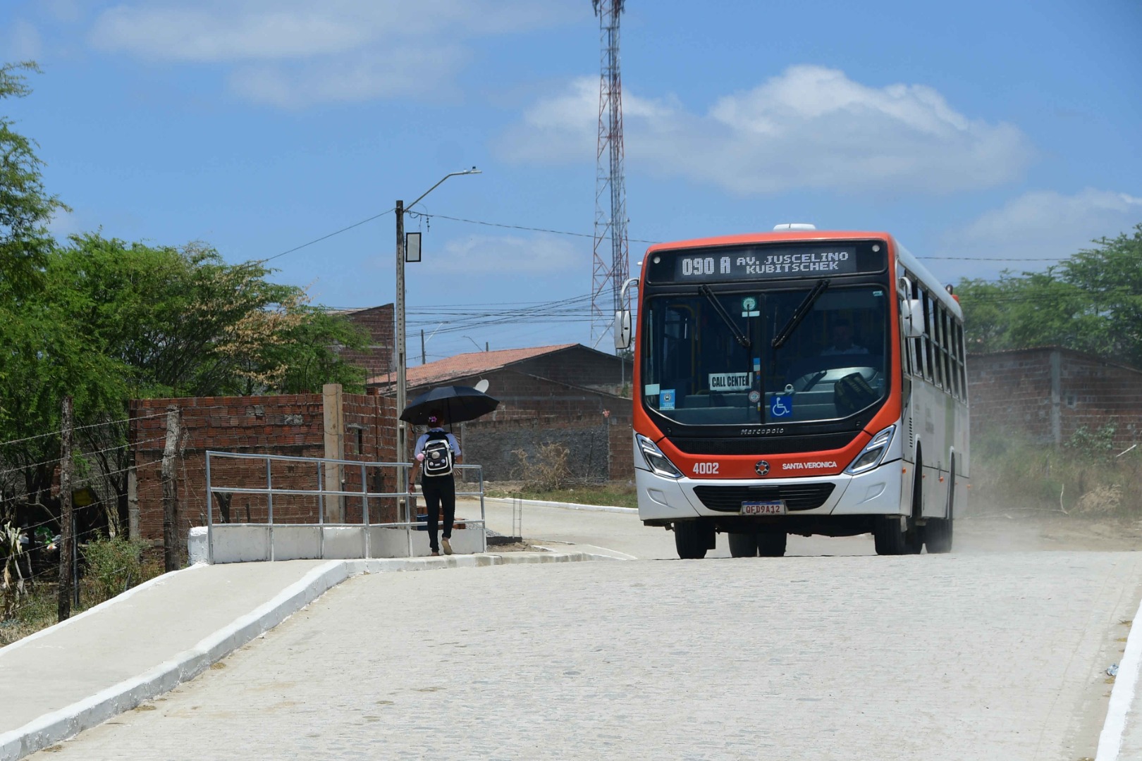 2025.10.20 Linhas de ônibus em Campina Grande voltam à normalidade - ônibus sobre a ponte da rua Manoel Lopes de Figueiredo © Julio Cezar Peres (1).JPG