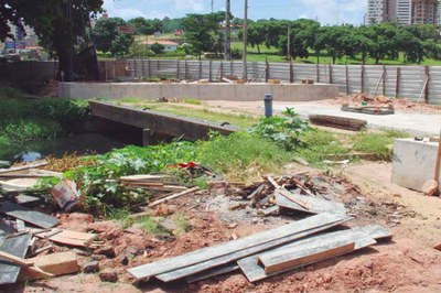 A obra de construção da ponte, que invadiu parte da Avenida Beira Rio, ficou parada por muito tempo, de acordo com moradores