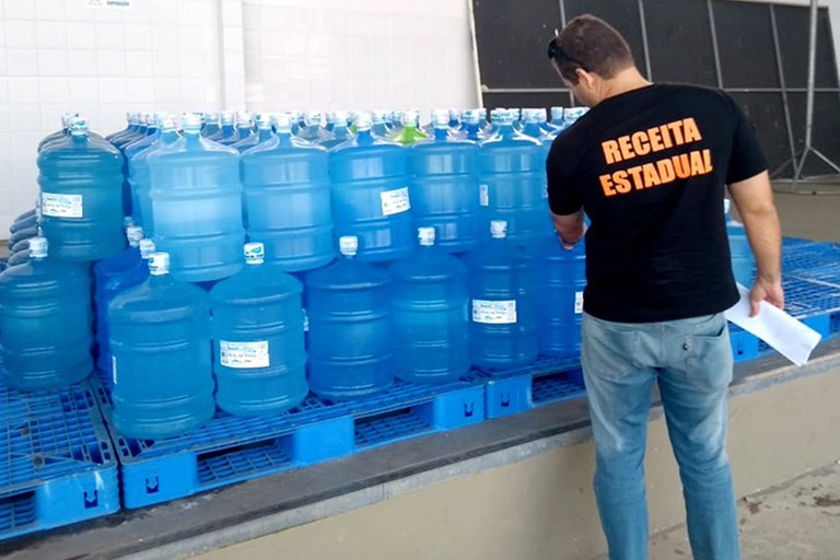 operacao poseidon fecha 15 fabricas de agua adicionada de sais e prisoes (1).jpg