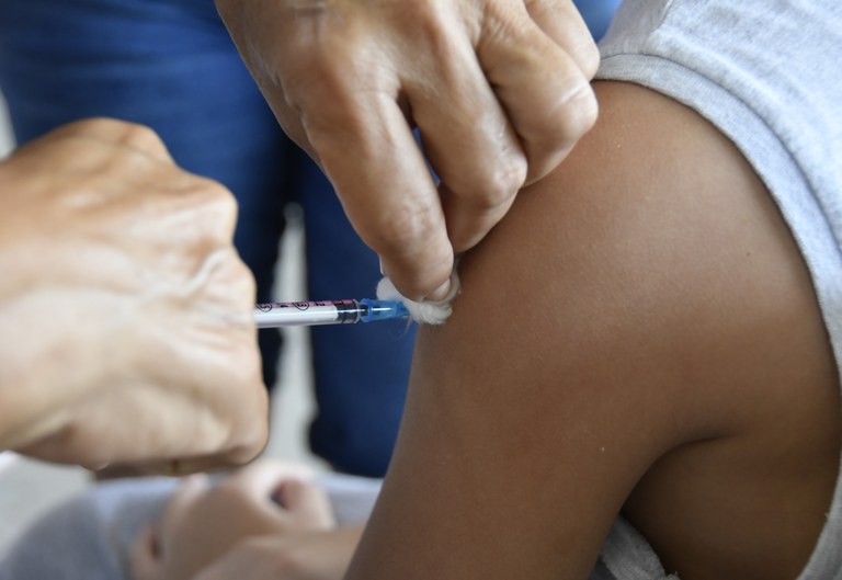 vacinação infantil_roberto guedes.jpg